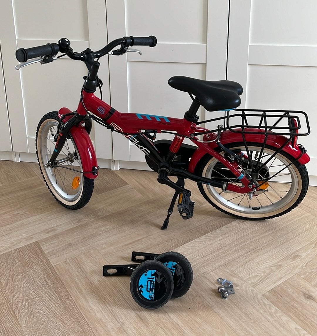 Loekie kinderfiets rood - uitstekende staat (met zijwielen), Ophalen, Gebruikt, Velgrem, 16 tot 20 inch