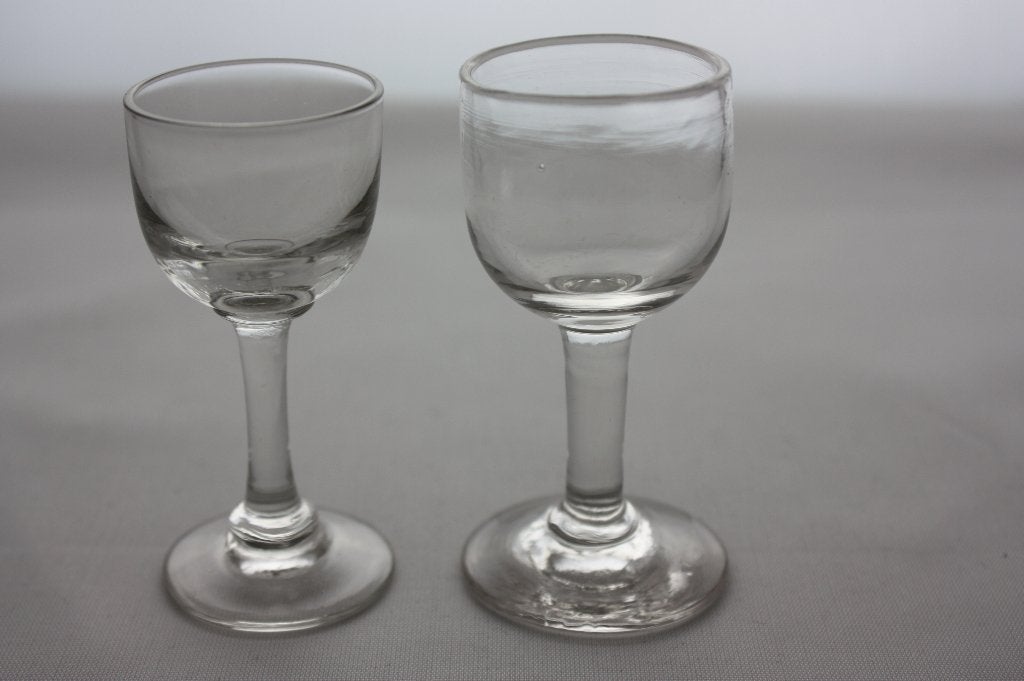 2 verschillende oude Franse glaasjes, puntgaaf, Ophalen of Verzenden