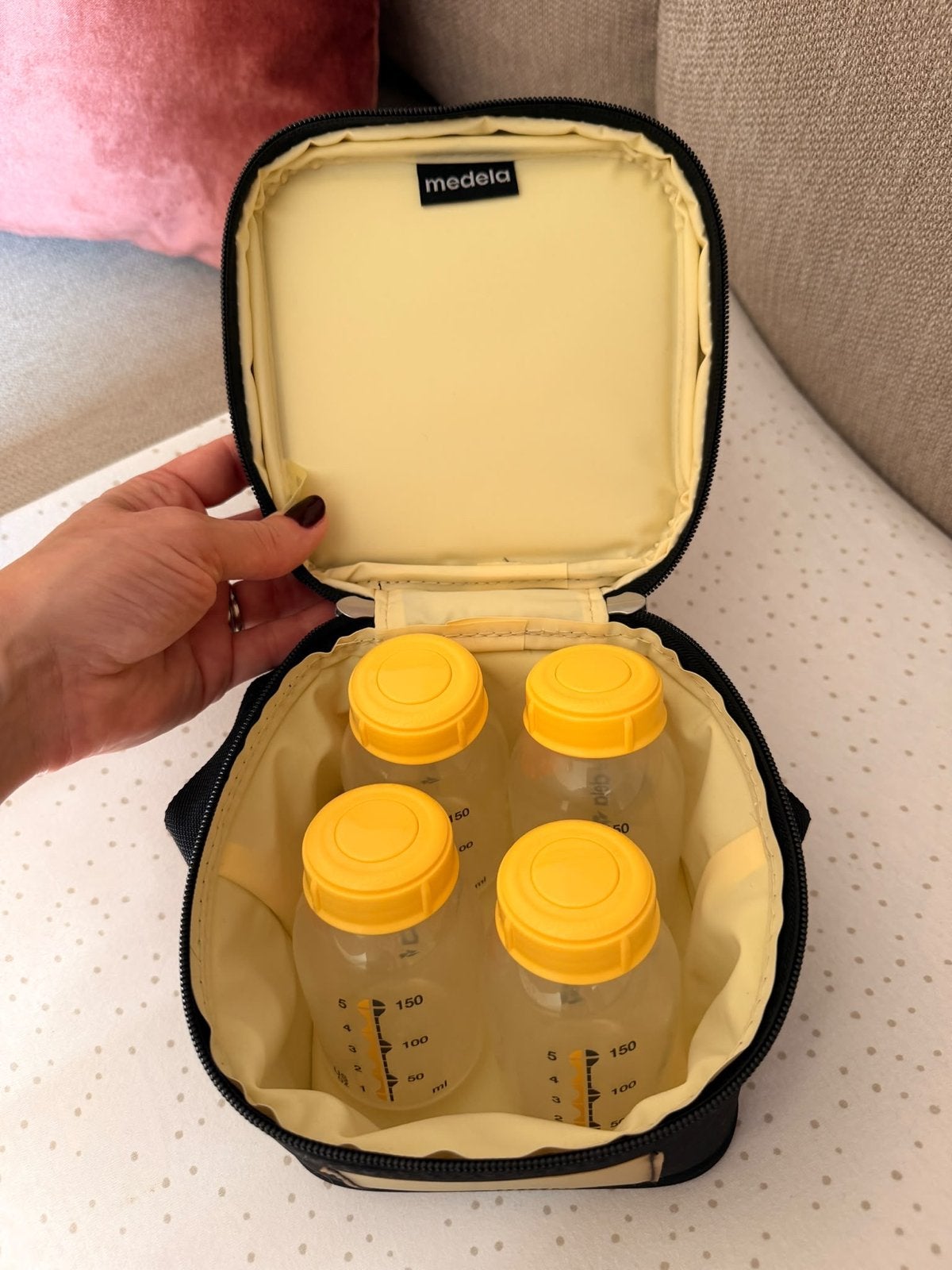 Medela koeltas met 4 moedermelkflesjes, Ophalen, Medela, Bewaarbakje, Zo goed als nieuw