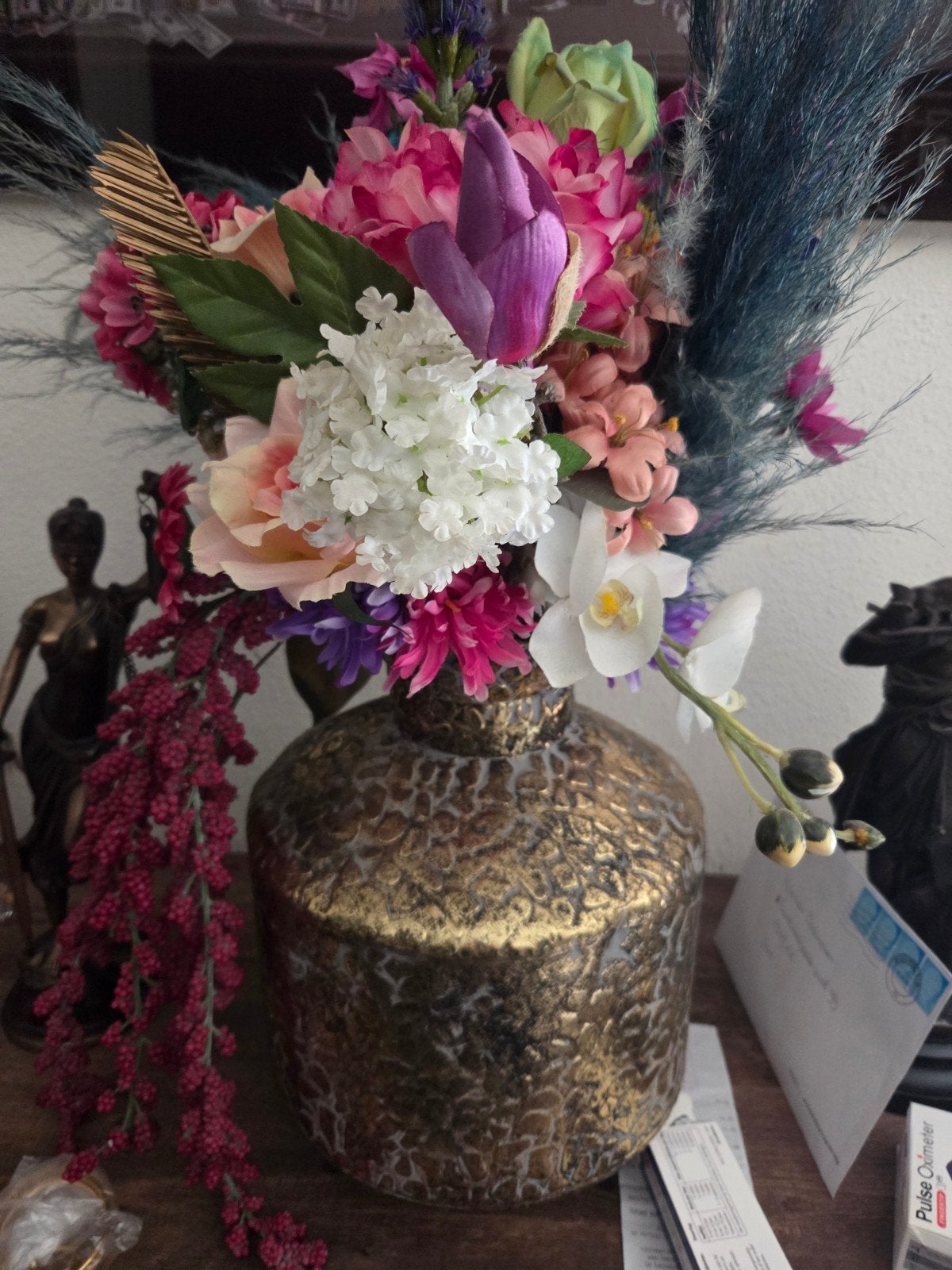 Metalen vaas met kleurrijke kunstbloemen, Ophalen of Verzenden, Zo goed als nieuw, Goud, Inclusief decoratie