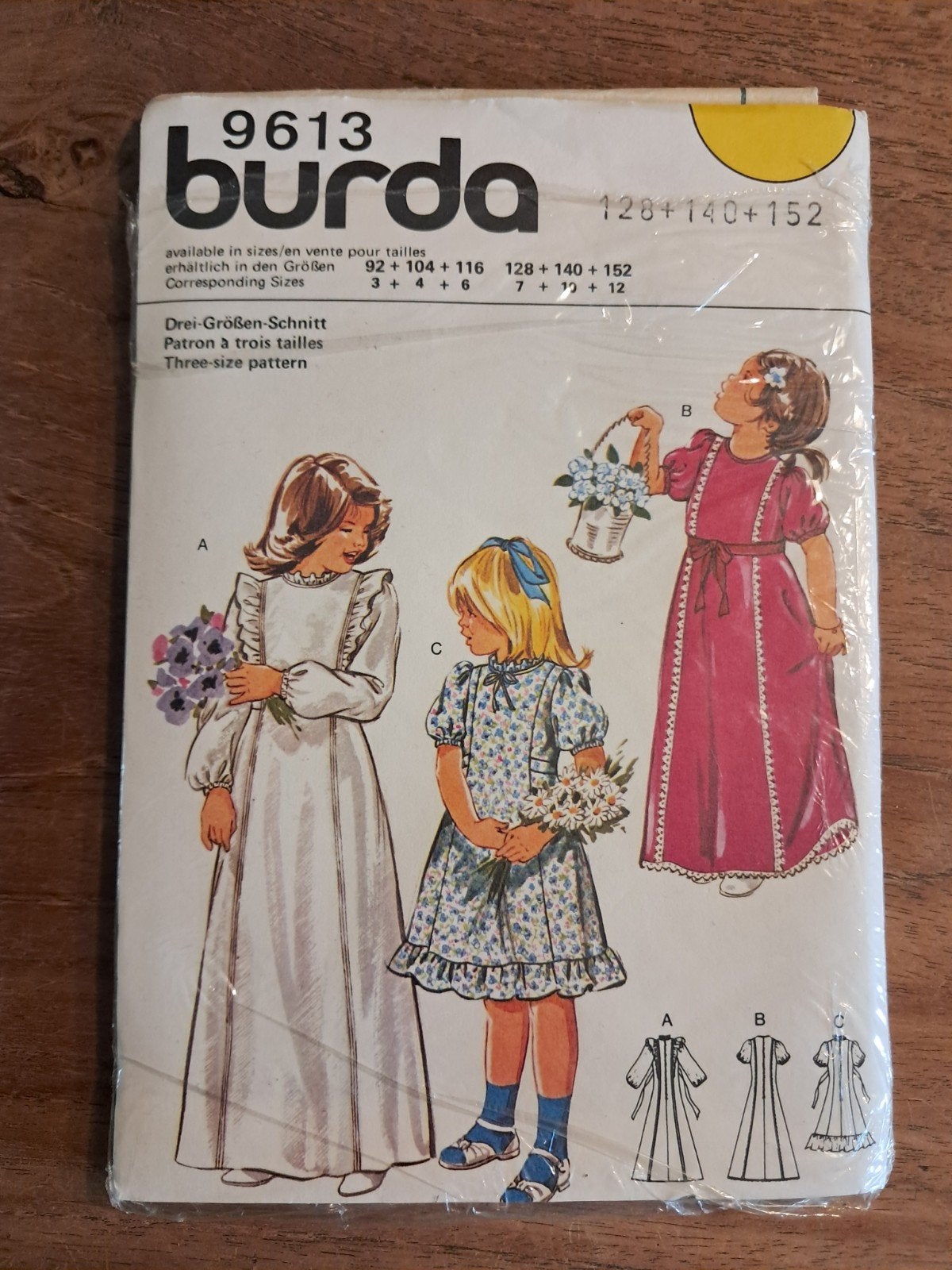 Vintage Burda 9613 naaipatroon voor kinderjurk, Hobby en Vrije tijd, Kledingpatronen, Ophalen of Verzenden, Zo goed als nieuw