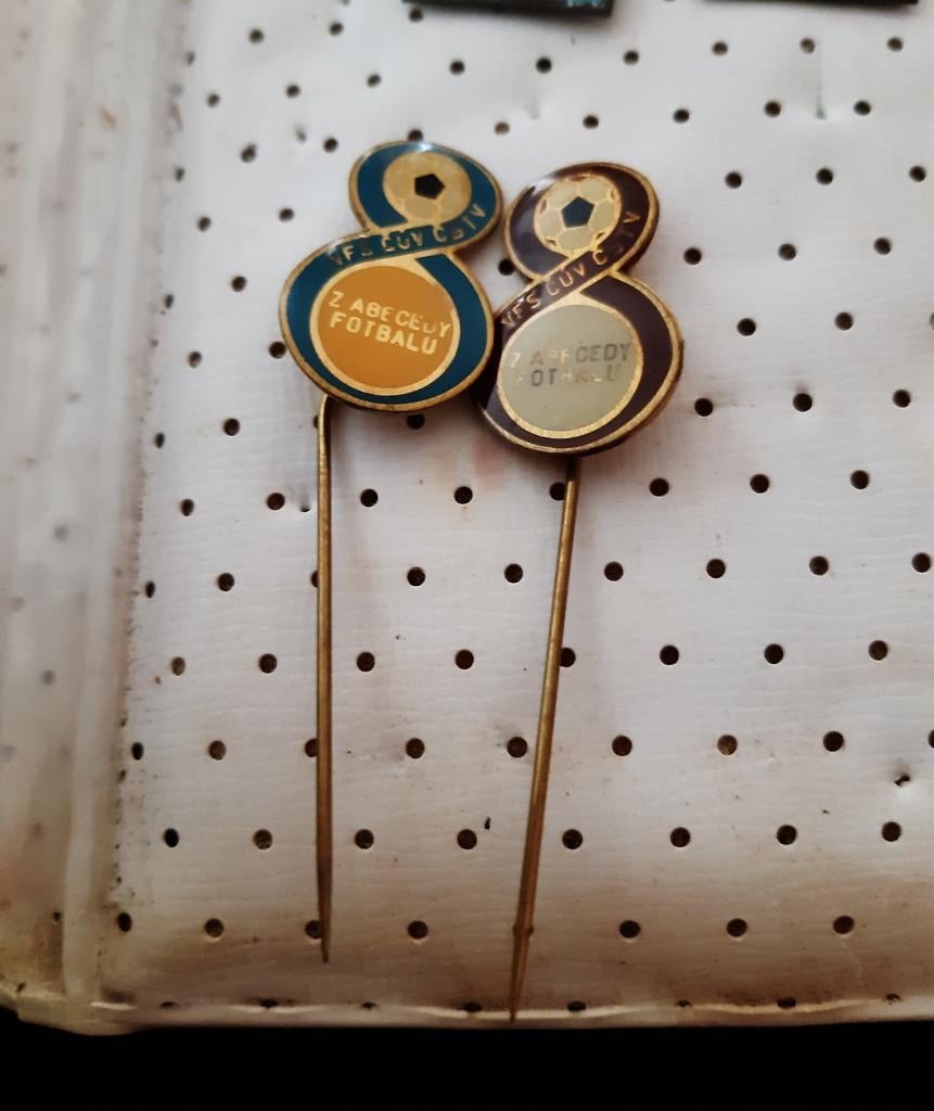 3 Speldjes Z Abe Ceuy Futbalu, Verzamelen, Ophalen of Verzenden, Zo goed als nieuw, Sport, Speldje of Pin