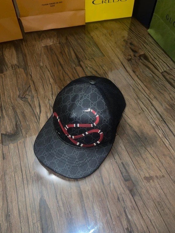 Gucci GG Supreme Snake Cap, Ophalen of Verzenden, Zo goed als nieuw, 57 cm (M, 7⅛ inch) of minder, Pet