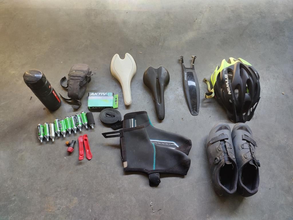 Racefiets spullen 2 zadels schoenen maat 46 helm bidon, Ophalen