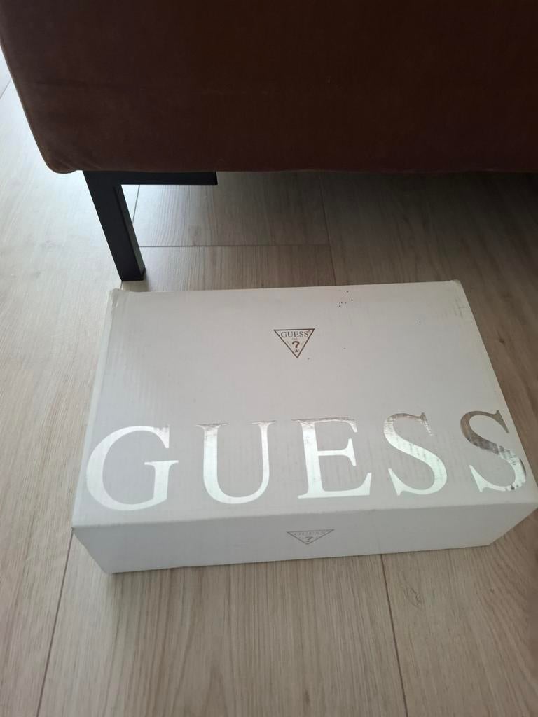 Guess Beige suede sleehak maat 41., Ophalen, Zo goed als nieuw, Beige