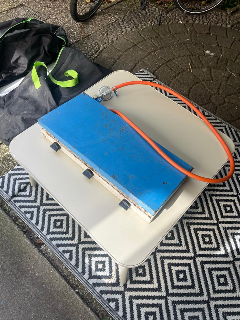 Camping kooktoestel met gasdrukregelaar en campingkast, Ophalen of Verzenden, Gebruikt