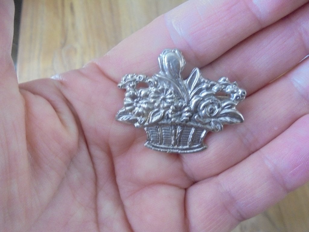 Broche bloemen in mand 96% tin H Kolk, Ophalen of Verzenden, Overige materialen, Broche