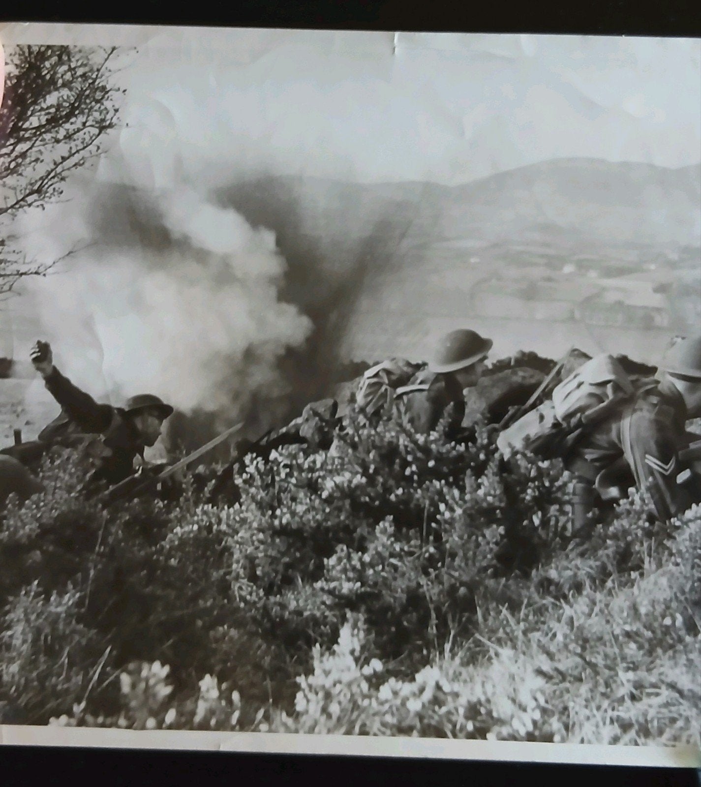 Britse Persfoto Lancashire Fusiliers Wo2, Ophalen of Verzenden, Engeland, Embleem of Badge