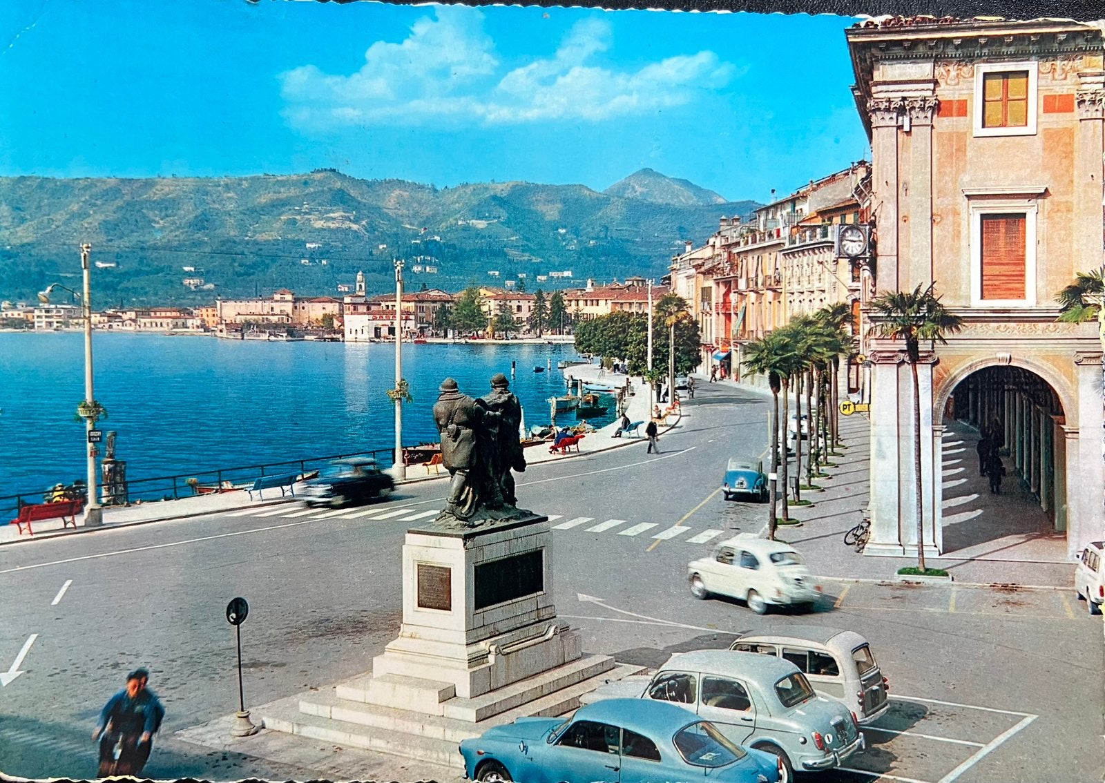 Ansichtkaart met auto’s Alfa Romeo en Fiat bij Lago di Garda, Ophalen of Verzenden, 1960 tot 1980, Gelopen, Voertuig