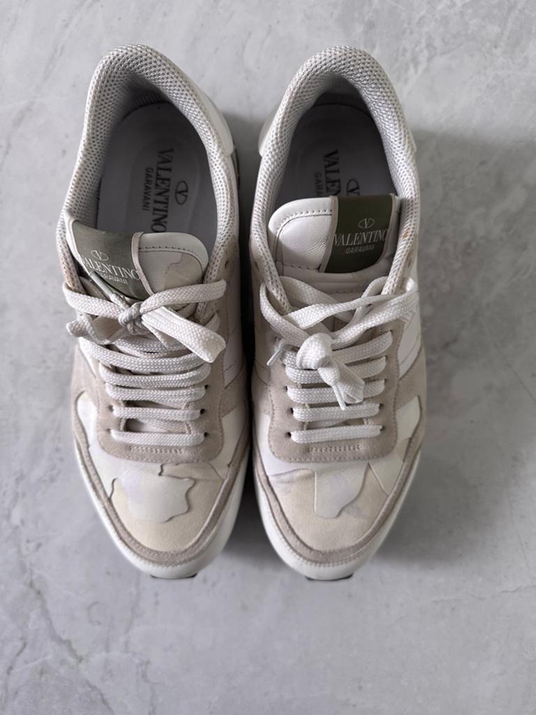 Valentino Garavani Rockrunner Sneakers wit, Beige, Ophalen of Verzenden, Sneakers of Gympen, Gedragen