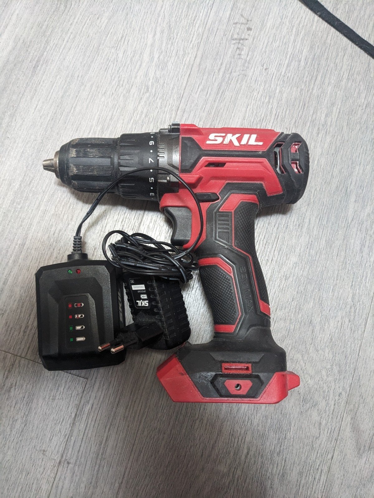SKIL DD1E300801 Accuboormachine met lader, Doe-het-zelf en Verbouw, Gereedschap | Boormachines, Ophalen of Verzenden, Gebruikt