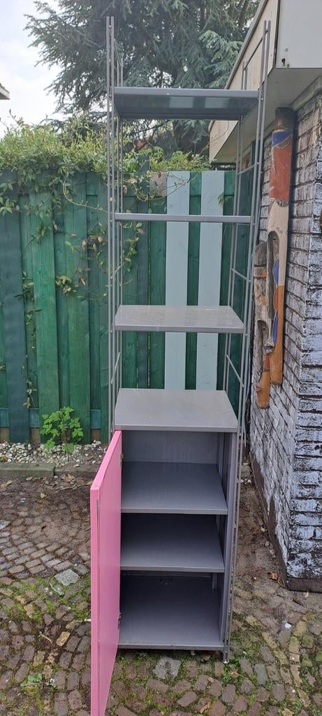 Hoge smalle kast met planken en roze deur, Minder dan 50 cm, 200 cm of meer, Overige materialen, Ophalen of Verzenden