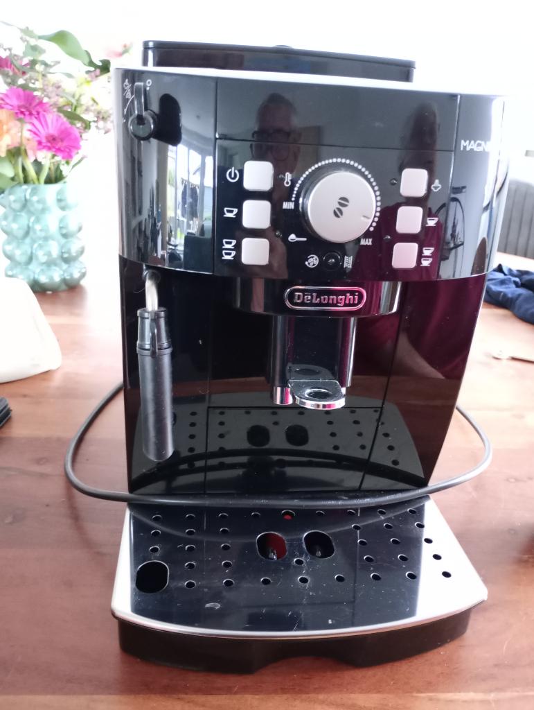 Di Longhi koffiezetapparaat bonen, Witgoed en Apparatuur, Koffiezetapparaten, 10 kopjes of meer, Koffiemachine, Koffiebonen, Zo goed als nieuw