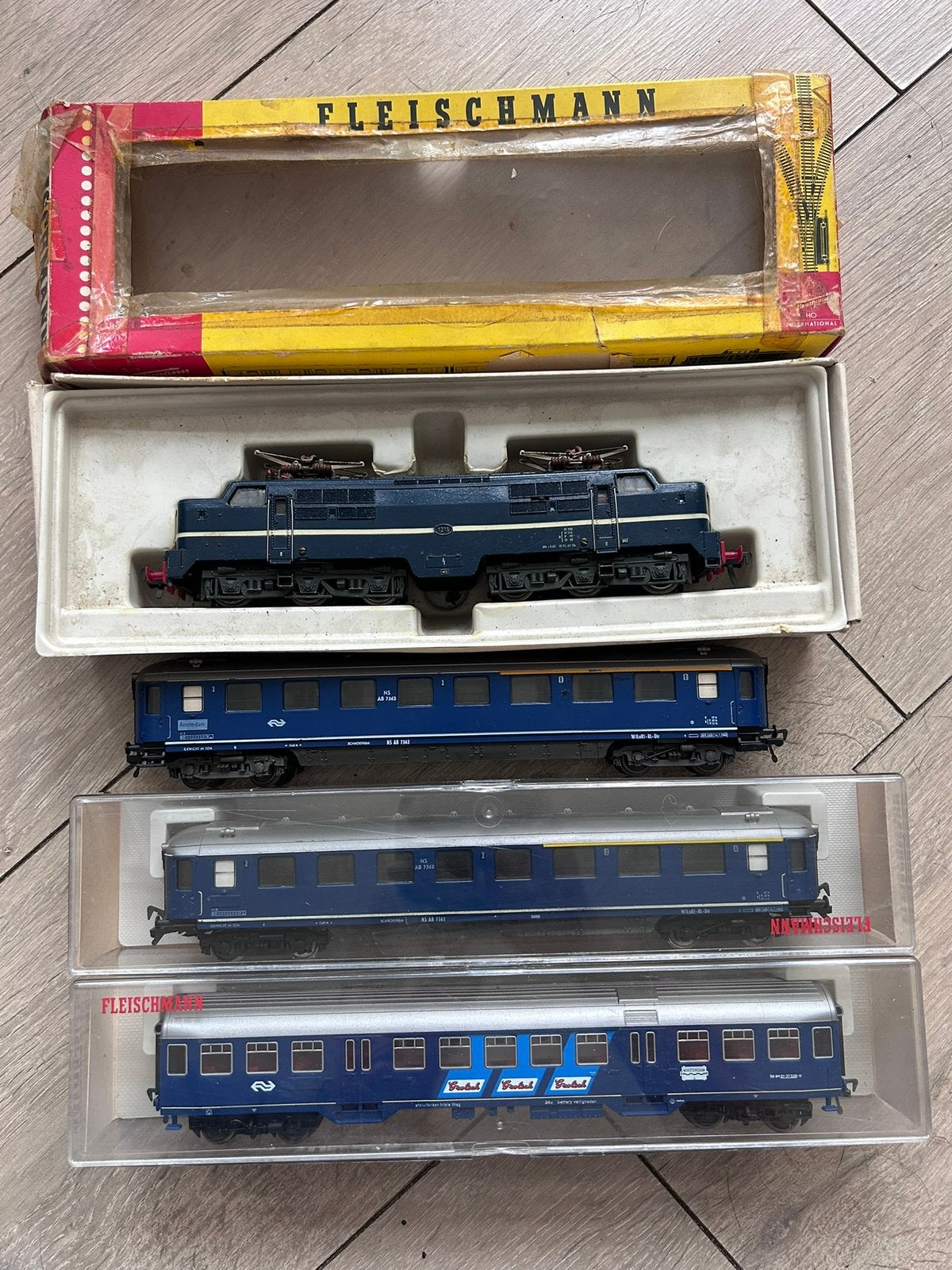 Fleischmann 1390 + 3 verschillende NS wagons, Hobby en Vrije tijd, Modeltreinen | H0, Zo goed als nieuw, Locomotief, Gelijkstroom
