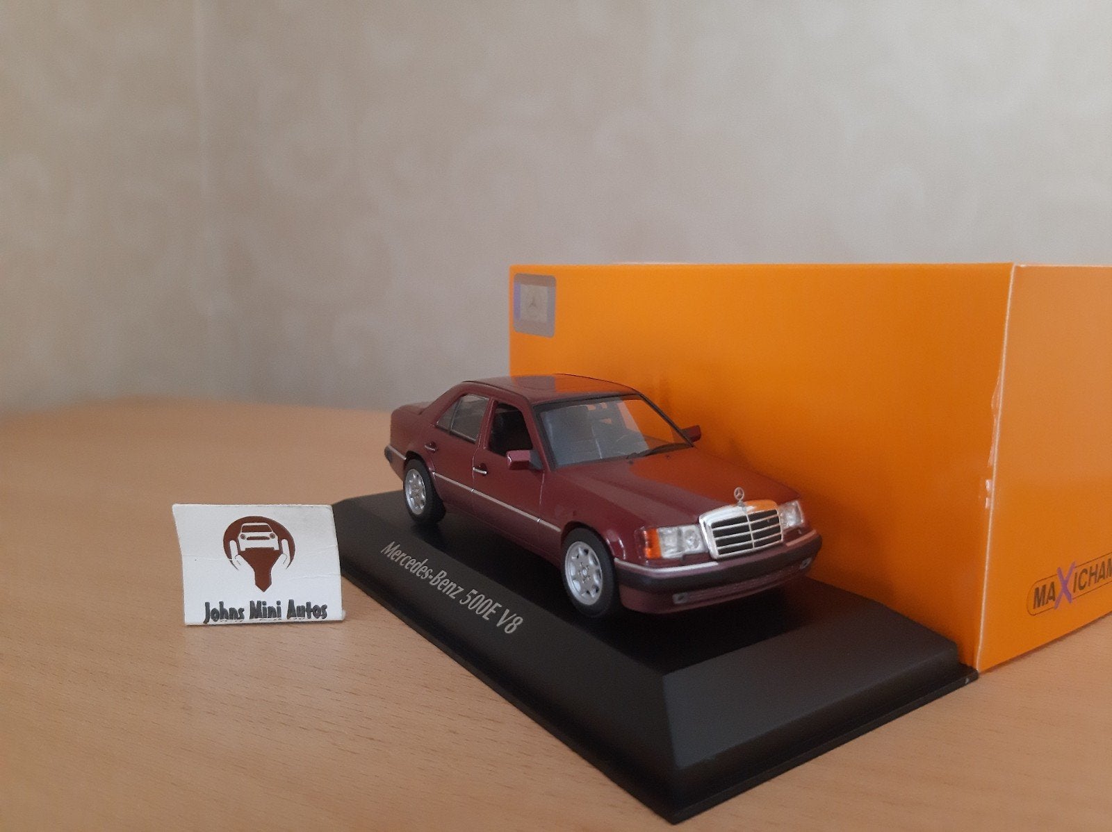 Mercedes Benz 500E V8 (W124) 1992 Rood Met. Maxichamps 1:43, Overige merken, Auto, Nieuw, Ophalen of Verzenden