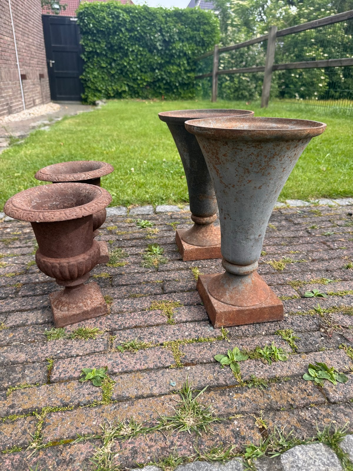 4 Franse gietijzeren tuinvazen Medici Tuin Vaas Frankrijk, Gebruikt, Balkon, Rond, Ophalen of Verzenden