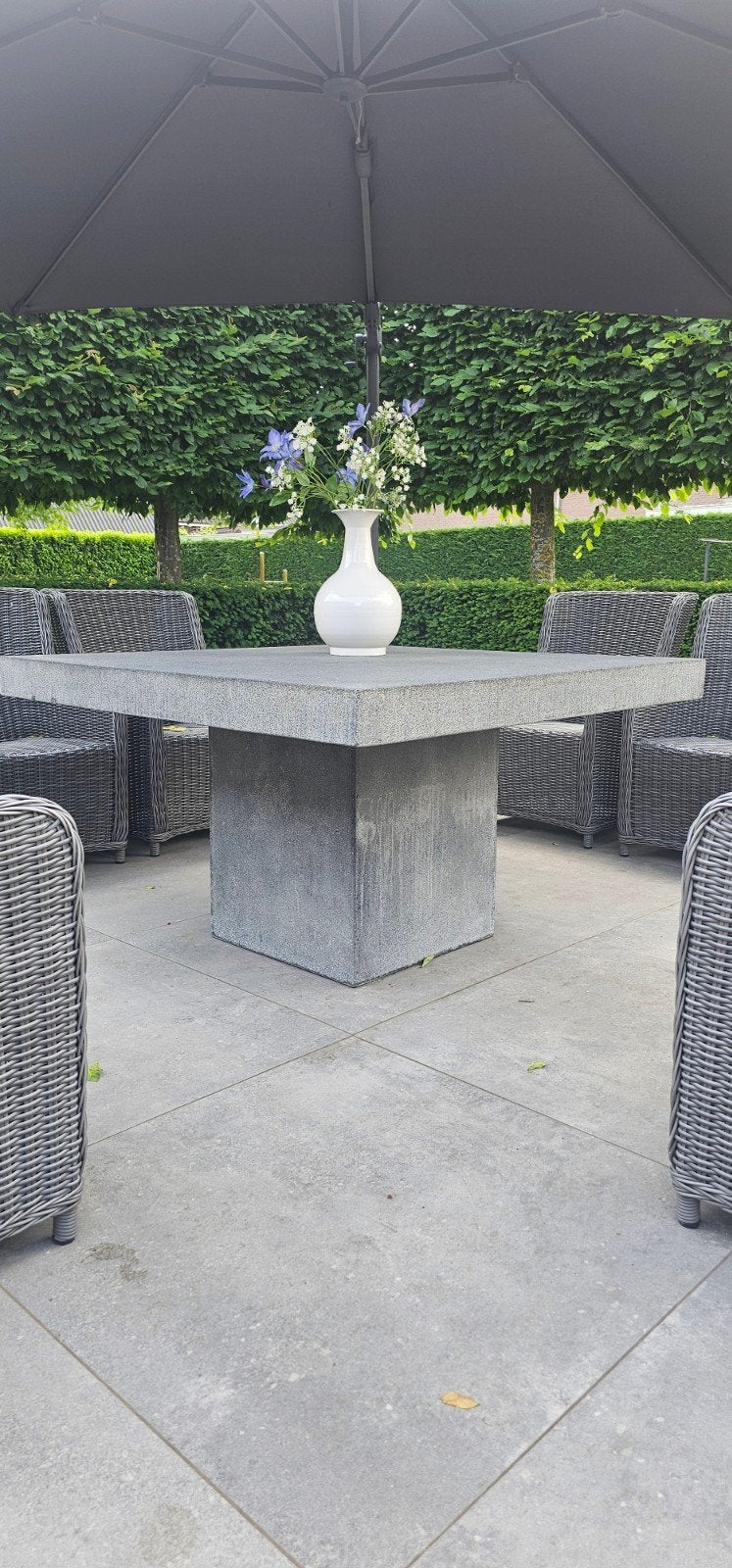 Stevige betonnen buitentafel 130x130 cm, Ophalen of Verzenden, Gebruikt, Vierkant, Overige materialen
