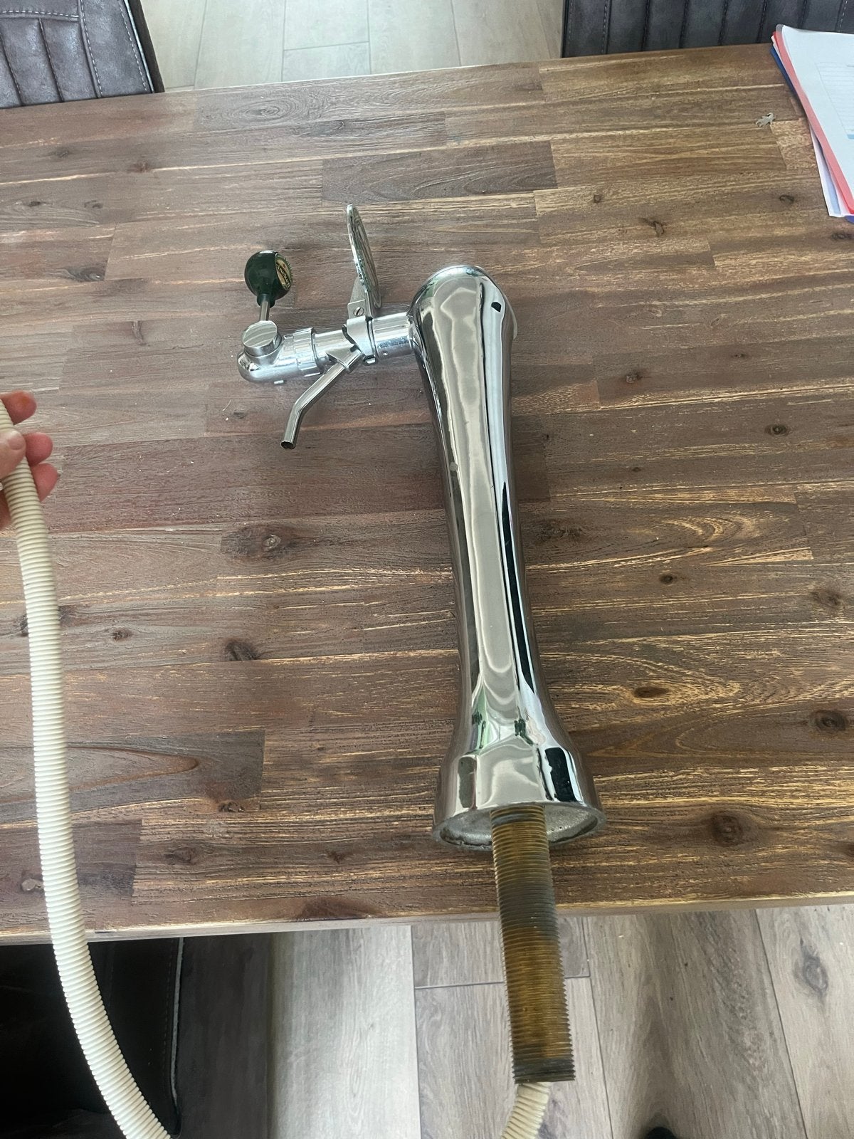 Biertap met De Koninck en Heineken logo's, Ophalen