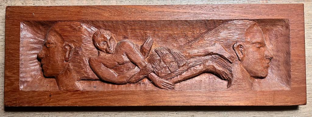 Houten wanddecoratie: Slapende figuur met gezichten, Antiek en Kunst, Ophalen of Verzenden, Handgemaakt, Wanddecoratie, 20 - 50 cm