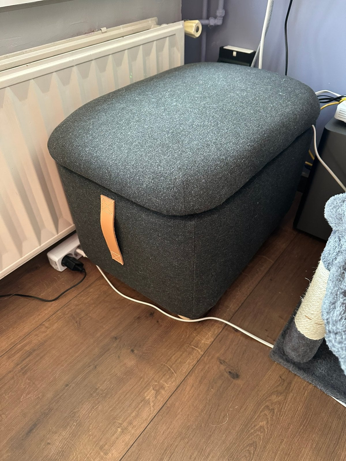Poef/voetensteun (oskarshamn IKEA) met opbergruimte, Ophalen, Zo goed als nieuw, Rond, Minder dan 50 cm