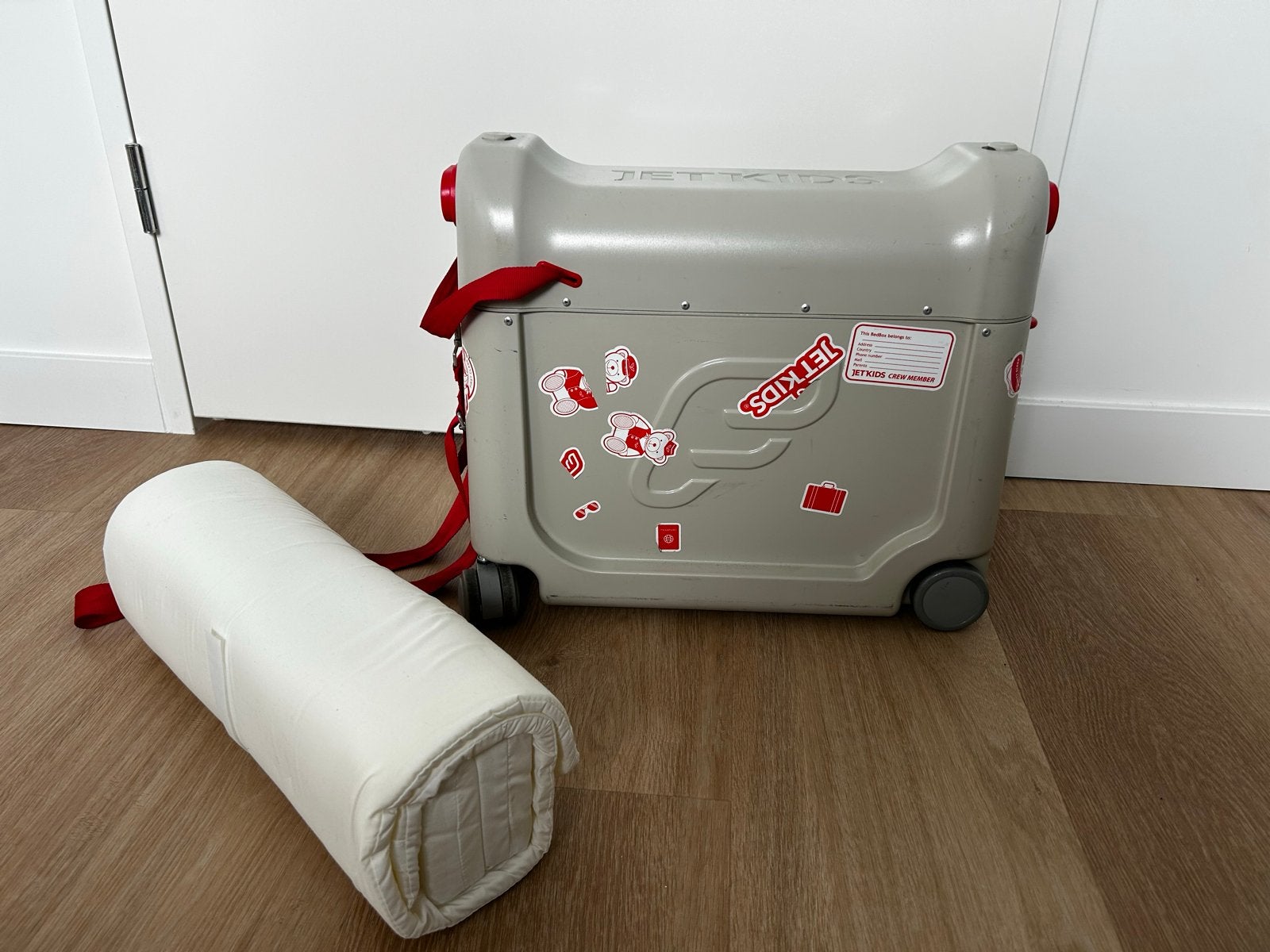 JetKids by Stokke BedBox Koffer - Grijs met Rood, Wieltjes, Gebruikt, Hard kunststof, Minder dan 50 cm