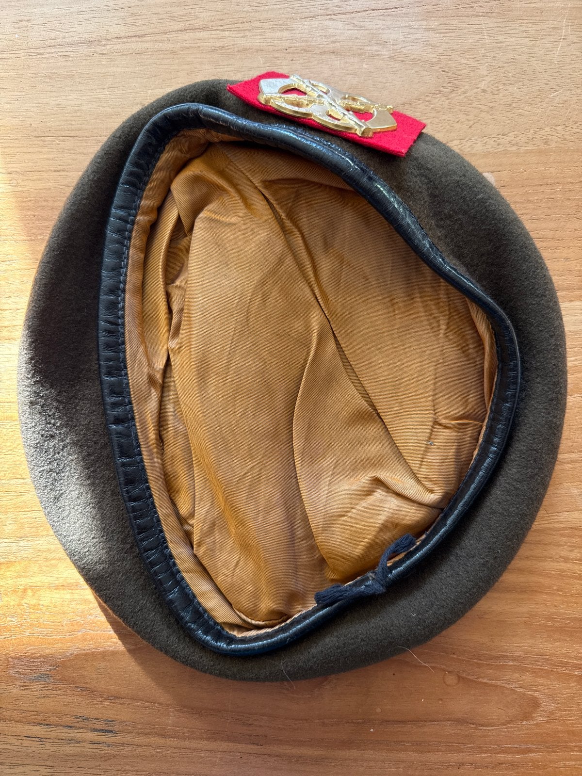 Baret met embleen regiment Chassé, Ophalen of Verzenden, Landmacht, Nederland, Helm of Baret