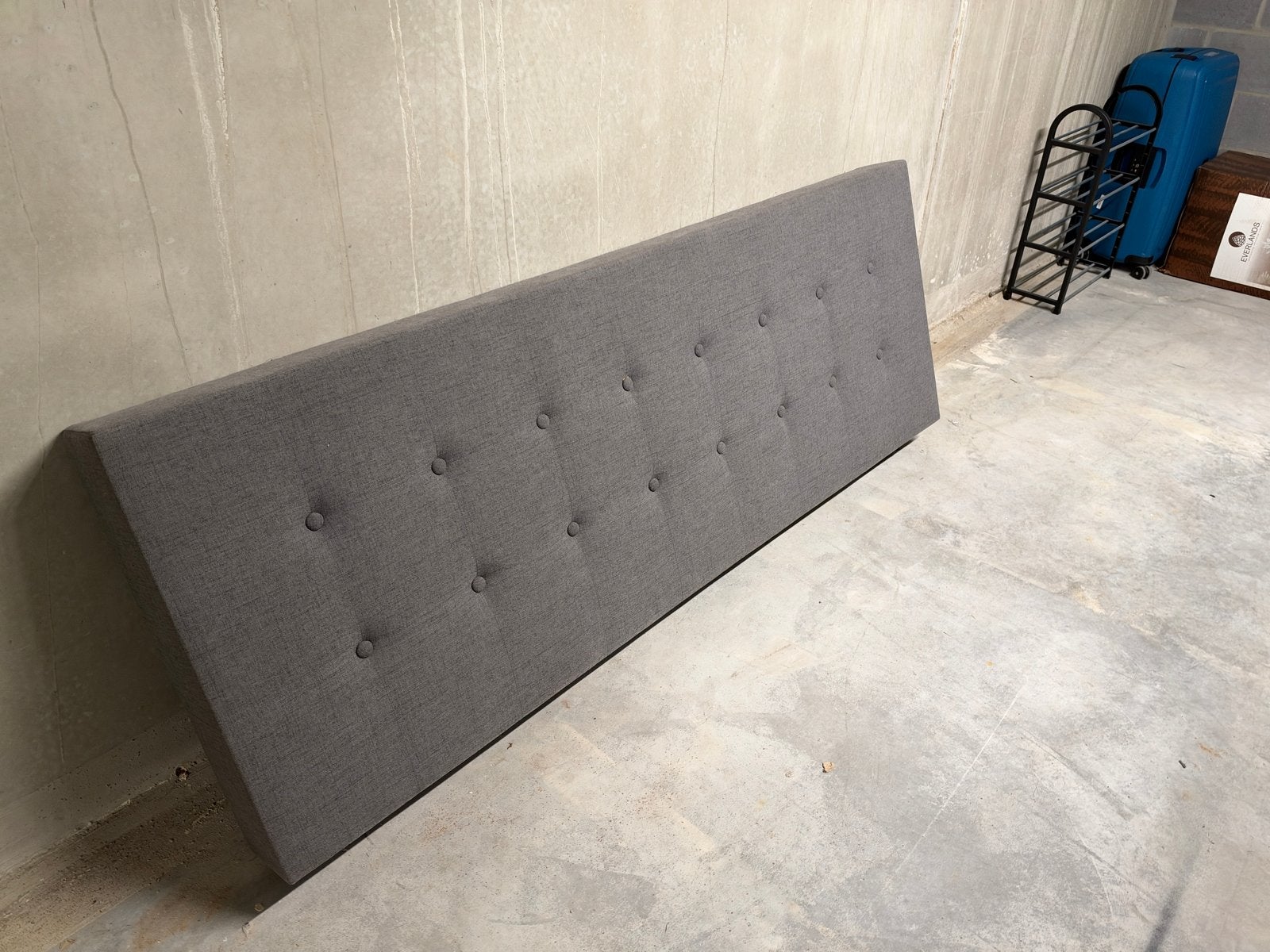 Stijlvol grijs gestoffeerd voetenbord met knopen, Tweepersoons, Ophalen of Verzenden, Zo goed als nieuw, 180 cm