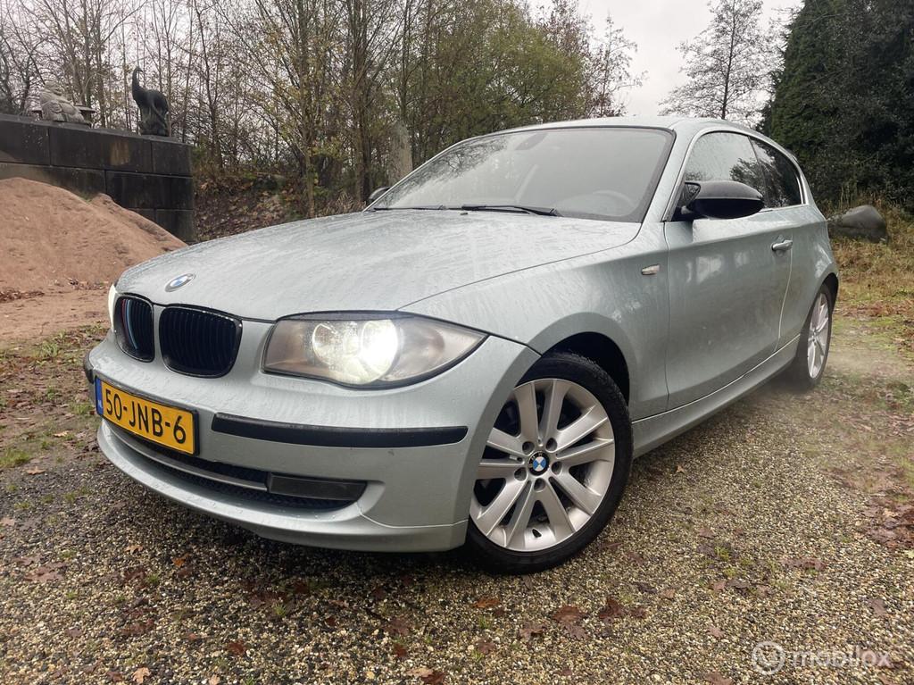 BMW 1-serie 118i High Executive Automaat, NW APK, Auto's, Zwart, 4 stoelen, Origineel Nederlands, 1265 kg