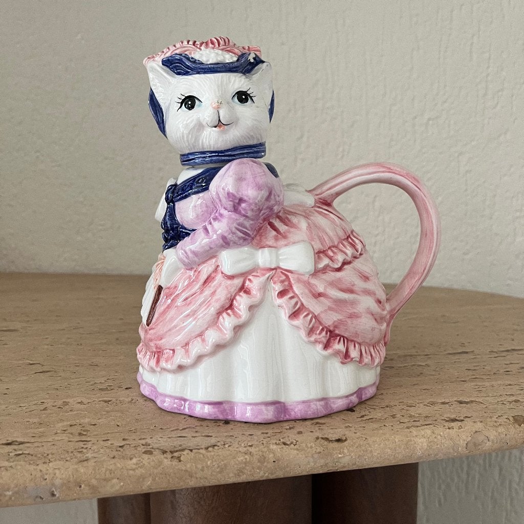 Vintage porseleinen theepot kat in roze victoriaanse jurk, Antiek en Kunst, Ophalen of Verzenden