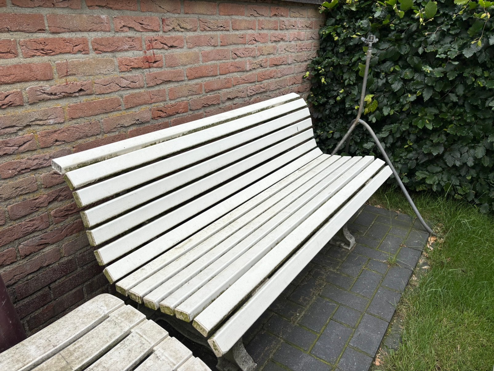 Gratis ophalen wit bankje, Tuin en Terras, Tuinbanken, Ophalen, Gebruikt, Kunststof