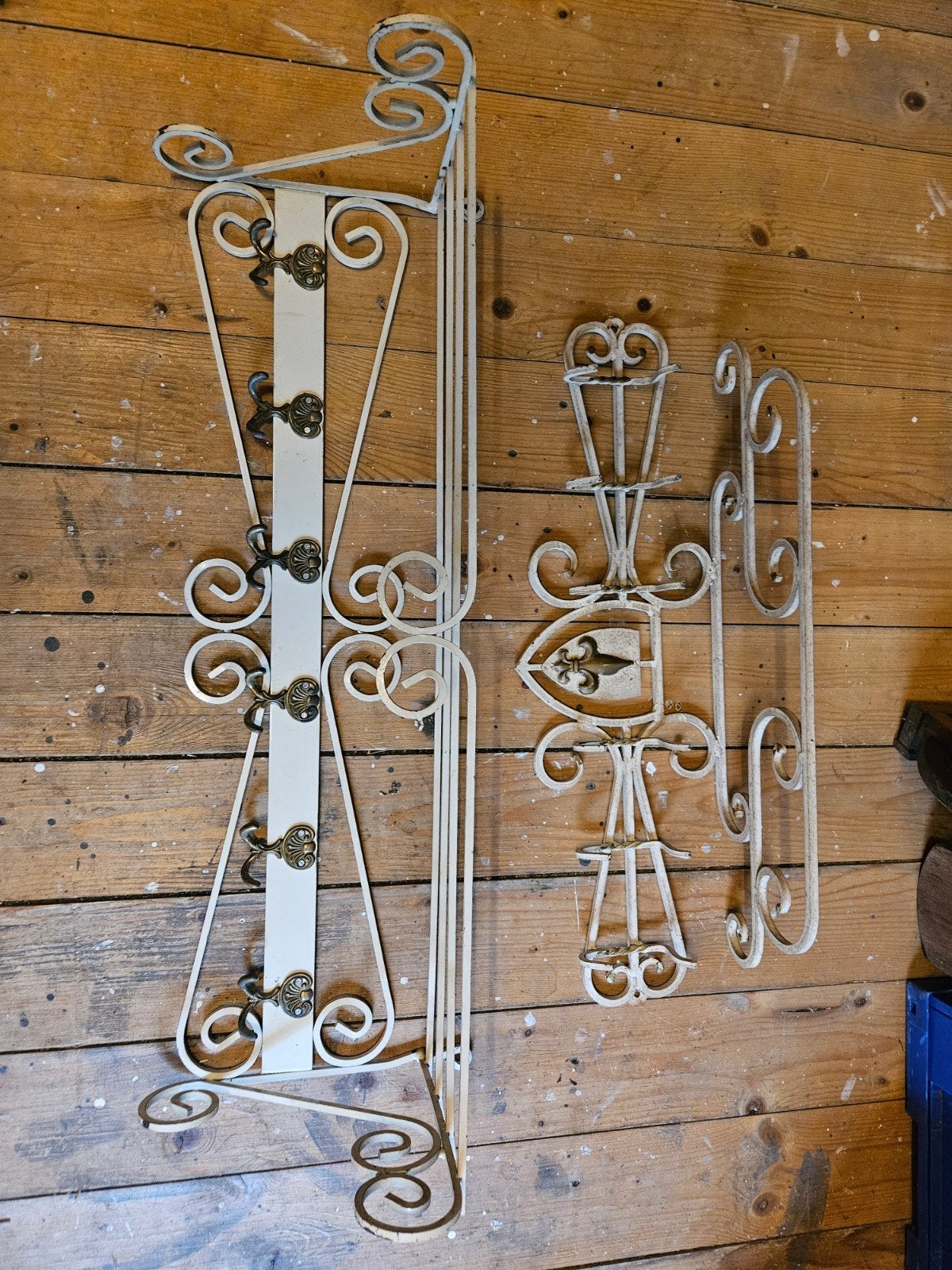 2 verschillende gietijzeren kapstokken., Huis en Inrichting, Woonaccessoires | Kapstokken, Ophalen, Metaal, Wandkapstok, Minder dan 100 cm