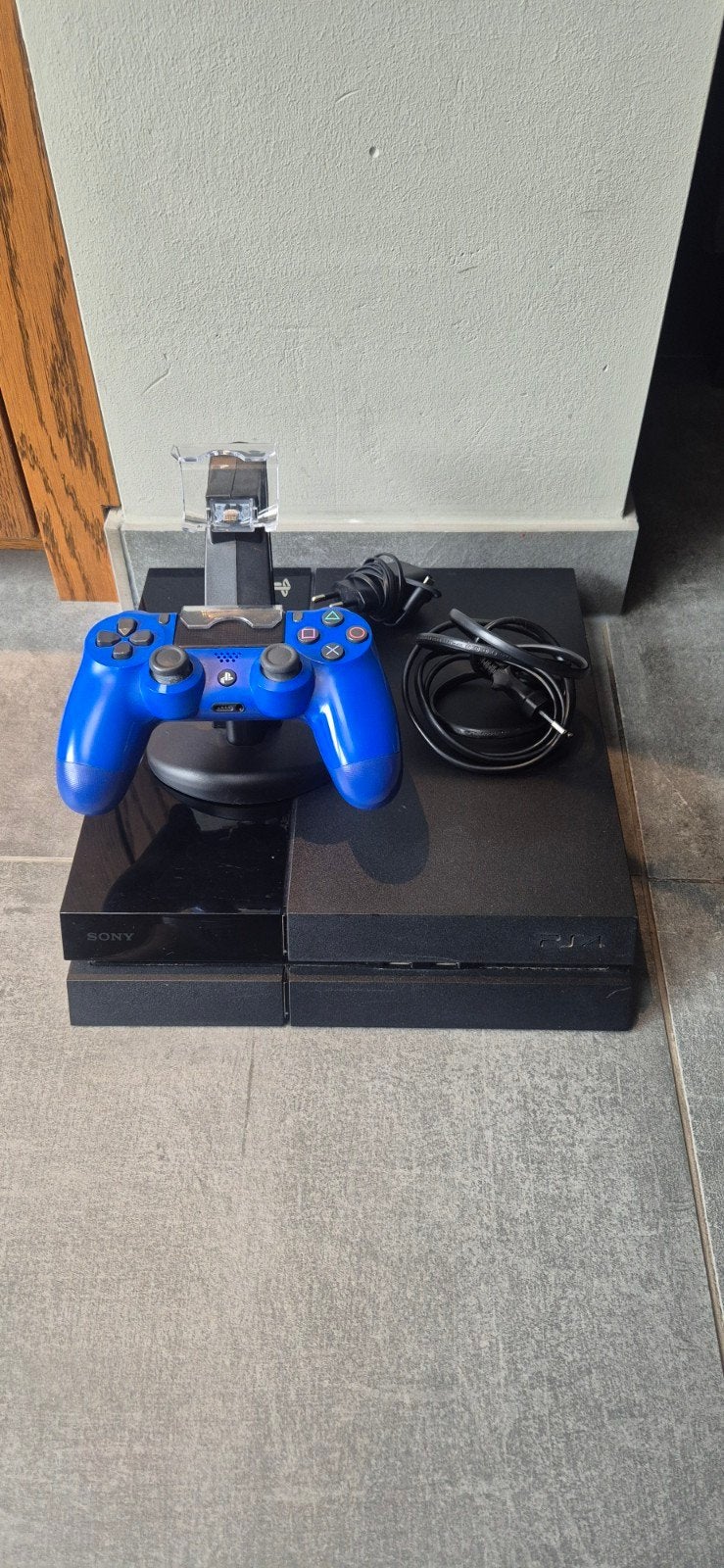 PS4 met originele controller en oplaadstation, Spelcomputers en Games, Ophalen of Verzenden, Met 1 controller, Original, 500 GB