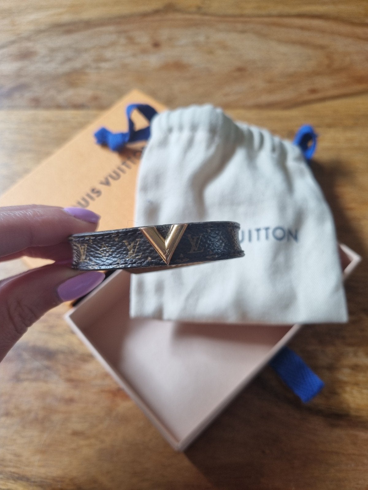 Louis Vuitton armband, Ophalen of Verzenden, Zo goed als nieuw, Bruin, Handen en Nagels
