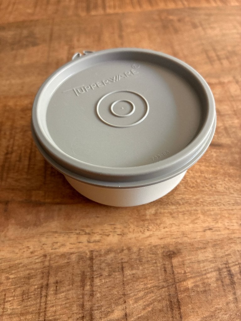 Klein rond bakje Tupperware. Ong. 9 cm breed. PRIMA staat., Ophalen of Verzenden, Gebruikt, Bak of Kom