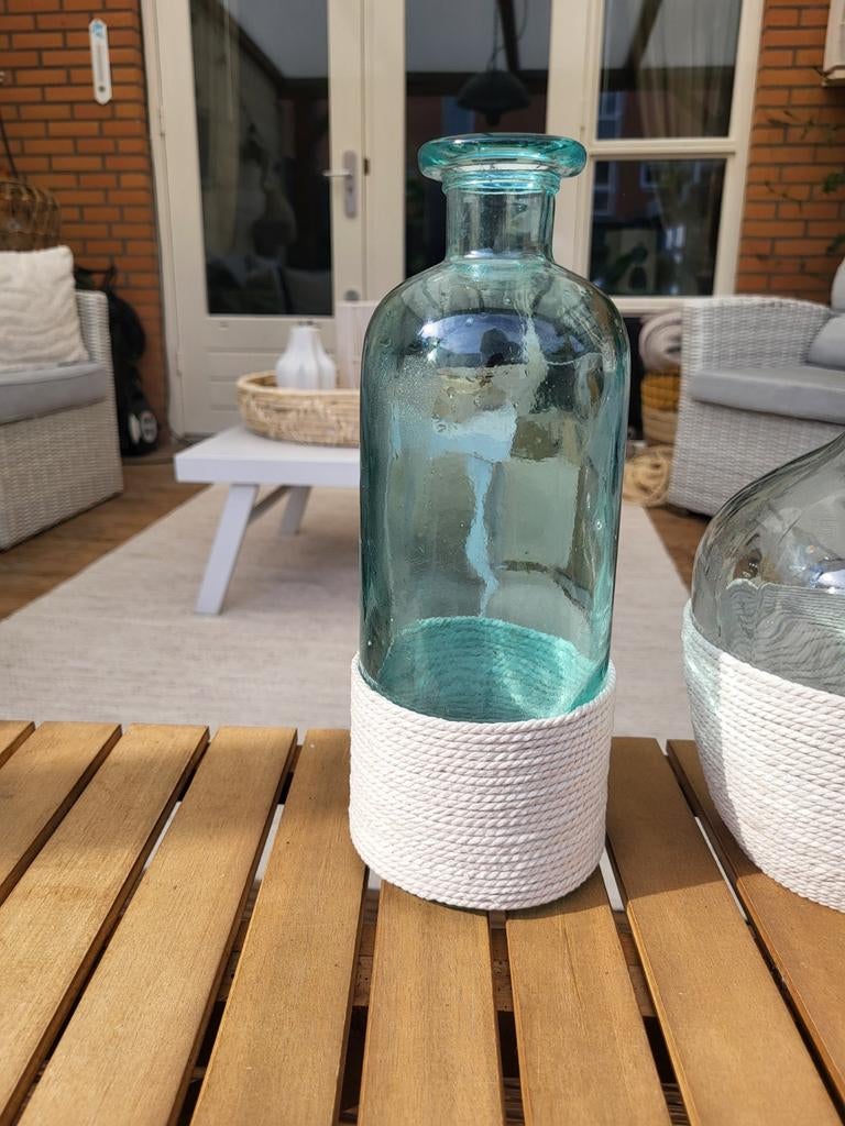 Decoratieve glazen fles met marcrametouw, turquoise, Huis en Inrichting, Woonaccessoires | Vazen, Ophalen, Blauw, Minder dan 50 cm