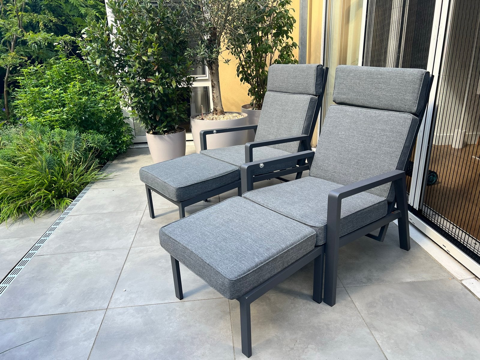 2x verstelbare tuinstoelen met voetenbank en hoezen, Ophalen, Zo goed als nieuw, Aluminium, Verstelbaar