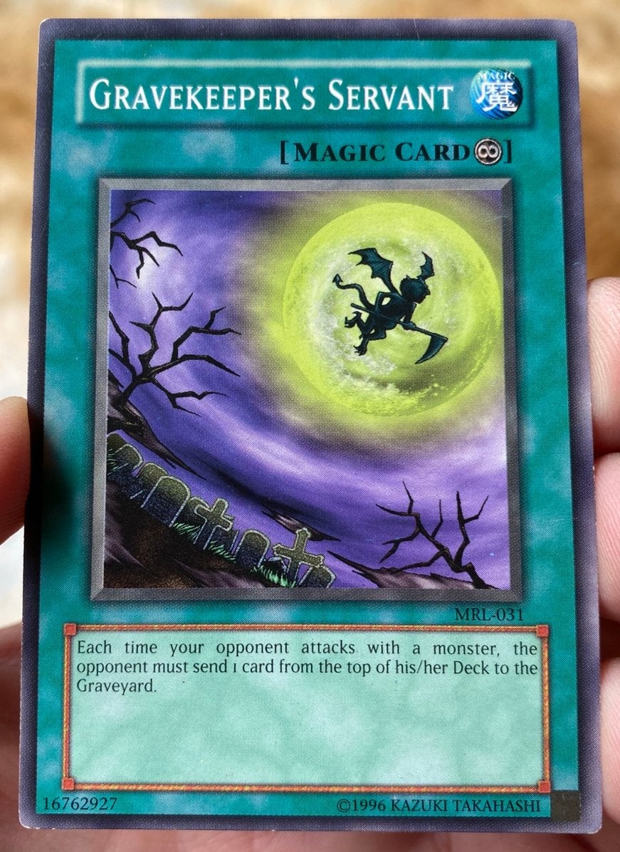 Yu-Gi-Oh! Gravekeeper’s Servant MRL Old US Magic Print !, Ophalen of Verzenden, Gebruikt, Losse kaart