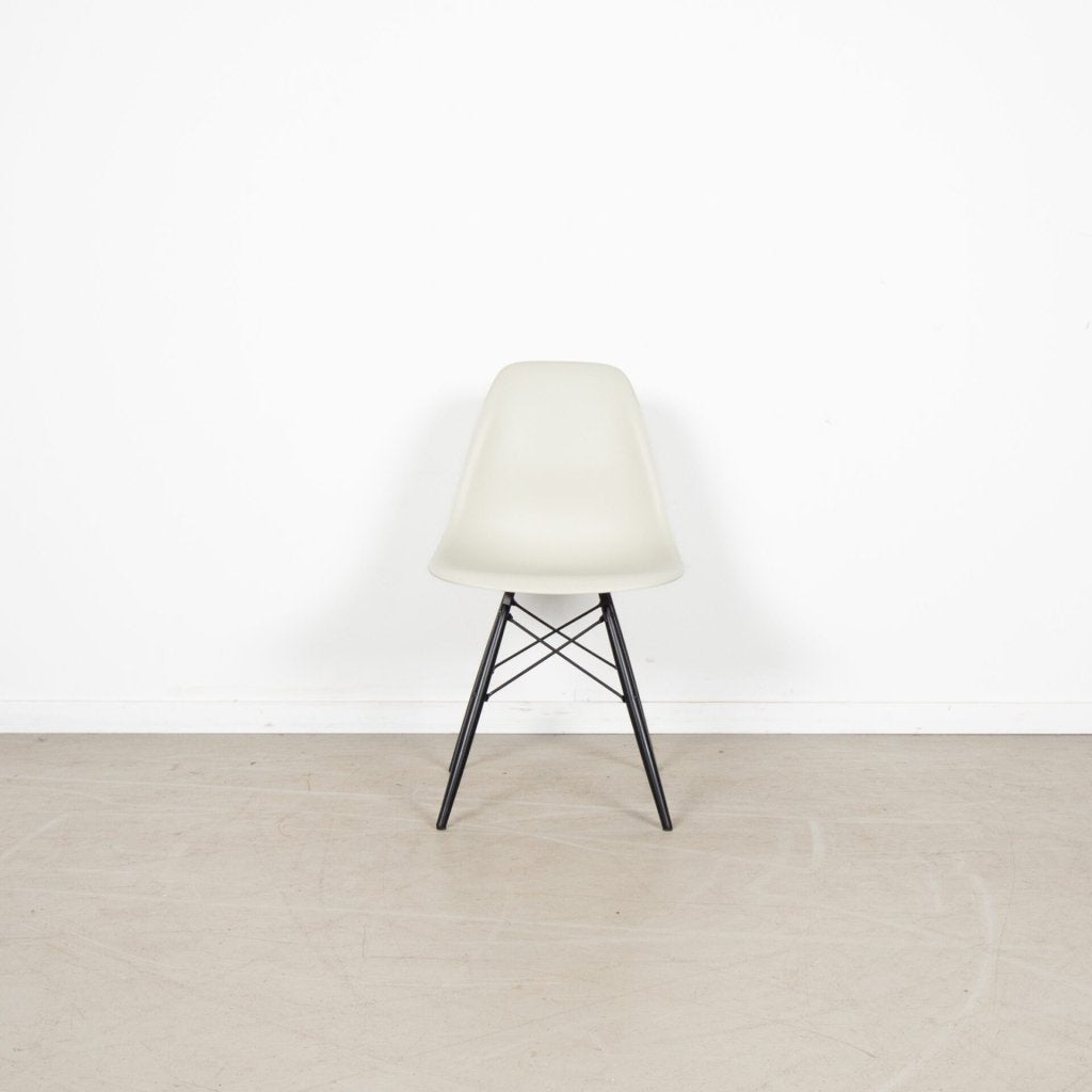 4x Vitra Eames DSW Stoel Parchment Kunststof - Zwart, Huis en Inrichting, Stoelen, Wit, Niet ingevuld, Zo goed als nieuw, Vier