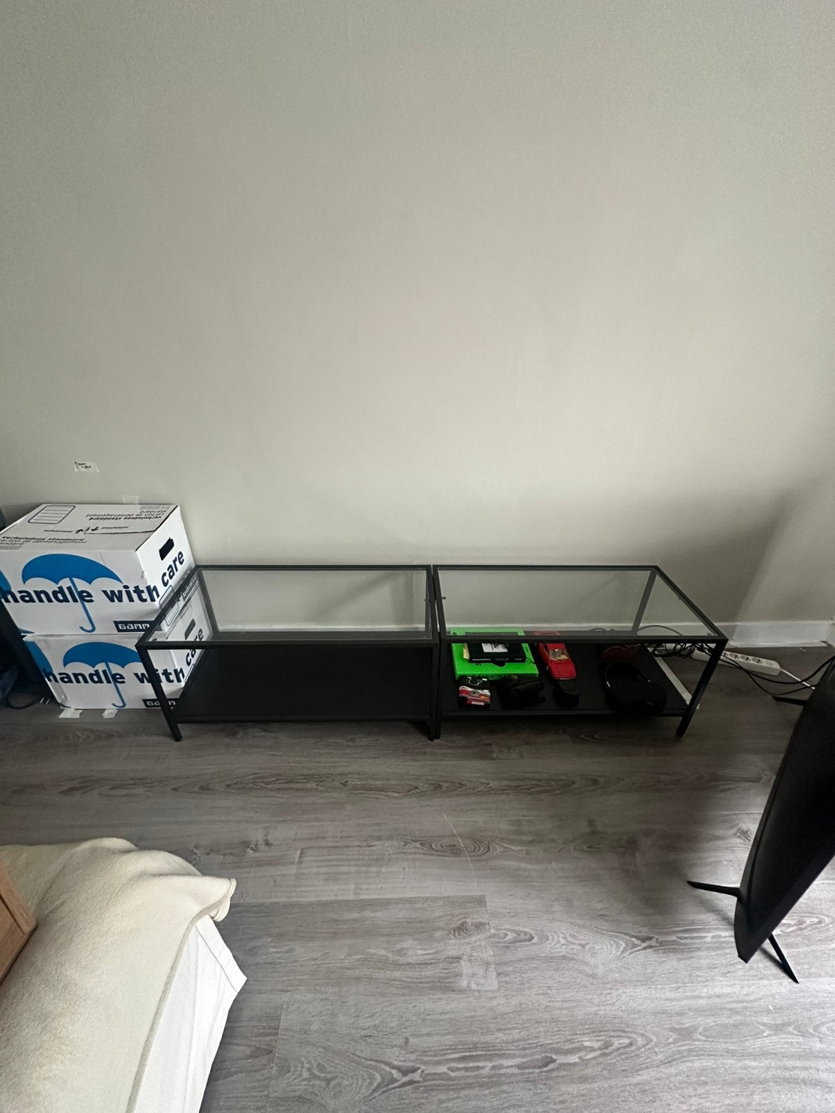 Ikea tv meubel VITTSJO - zwart/bruin bijzettafel x2, Ophalen, Gebruikt