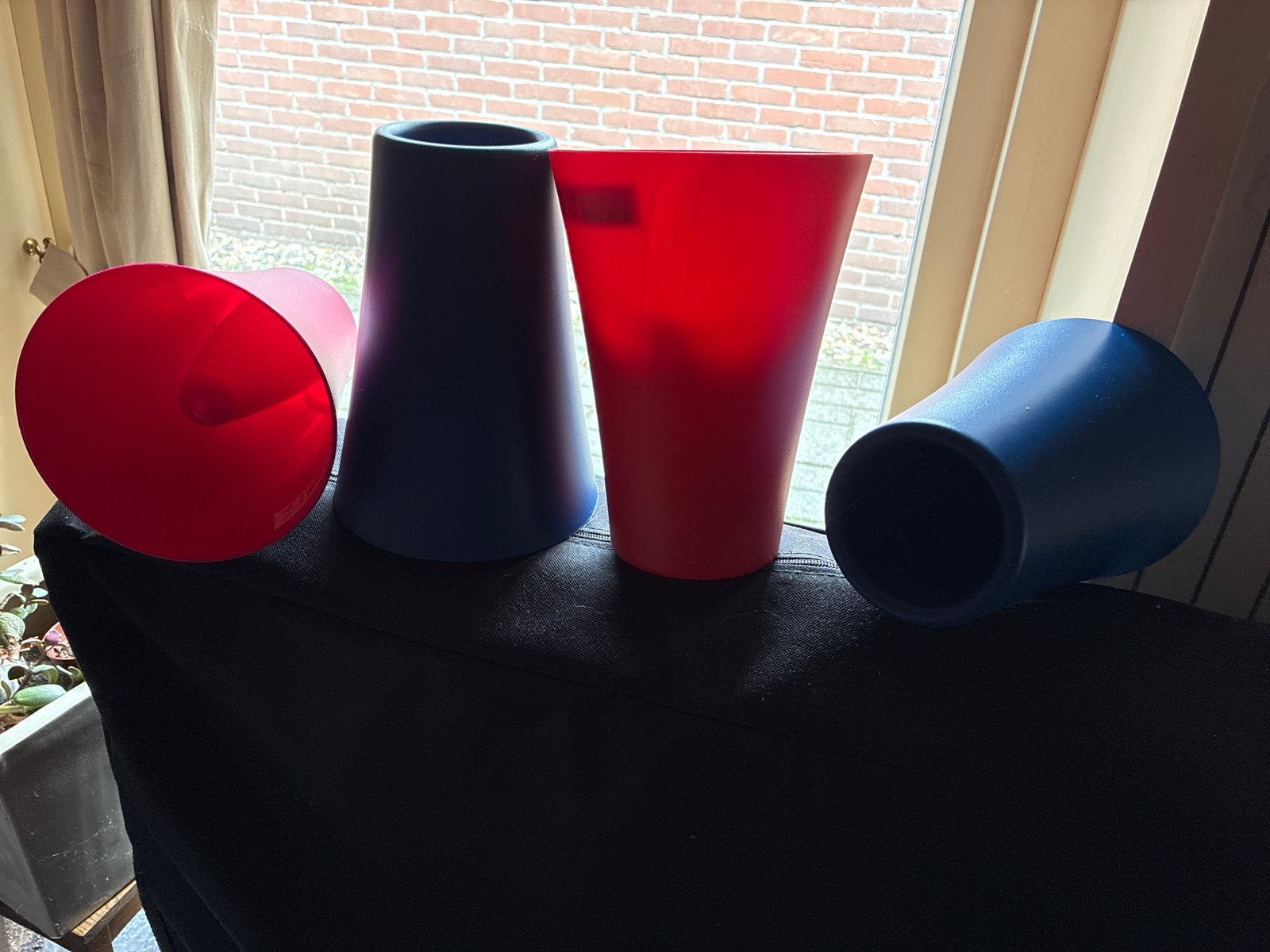 Set van 4 omkeerbare vazen/bloempotten, rood , roze en blauw, Meerkleurig, Kunststof, Ophalen of Verzenden, Zo goed als nieuw