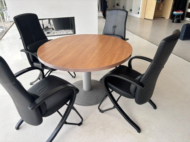 Vergaderset: 4 HAG Signet stoelen & ronde tafel perenhout, Werkplek, Ophalen, Gebruikt, Complete inventaris