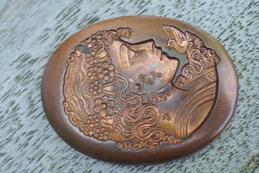 Bronzen sieraden mal met vrouwen hoofdje, Brons, Overige kleuren, Verzenden, Minder dan 4 cm