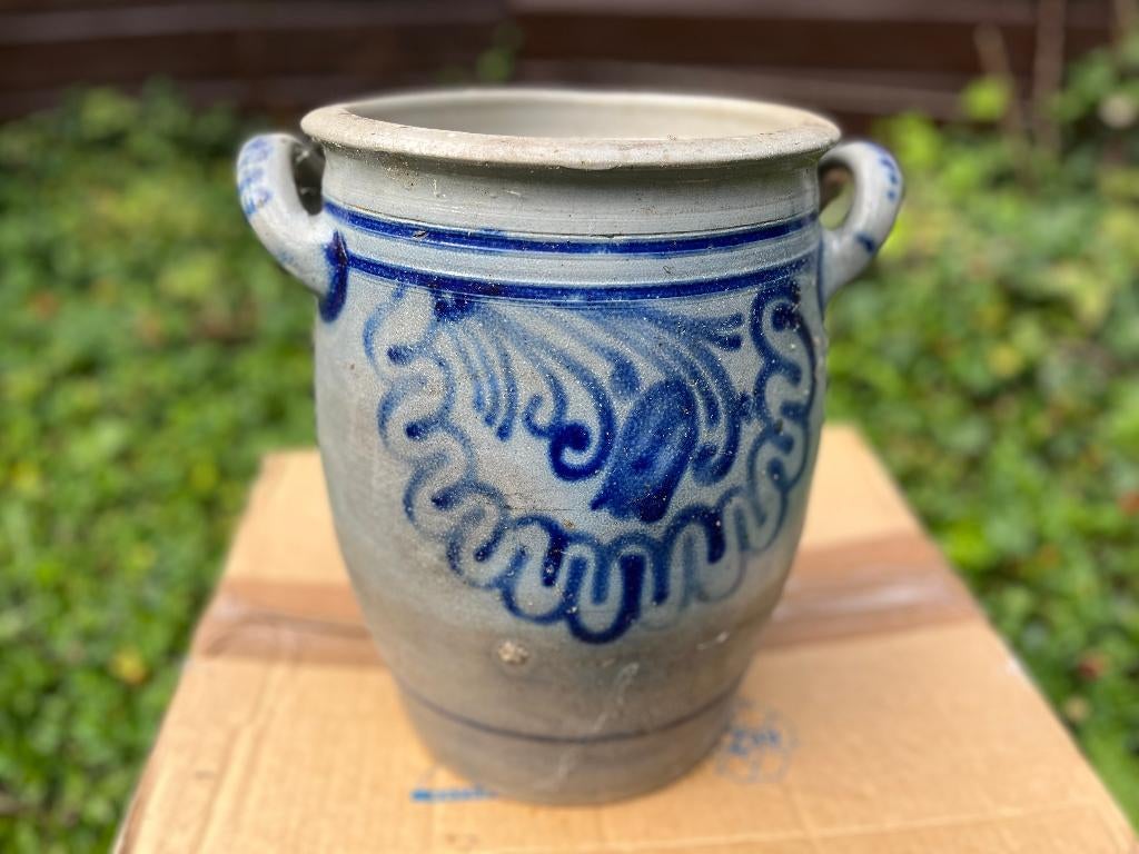 Hoge Keulse pot met handvatten. Grijs met blauwe versiering., Antiek en Kunst, Ophalen