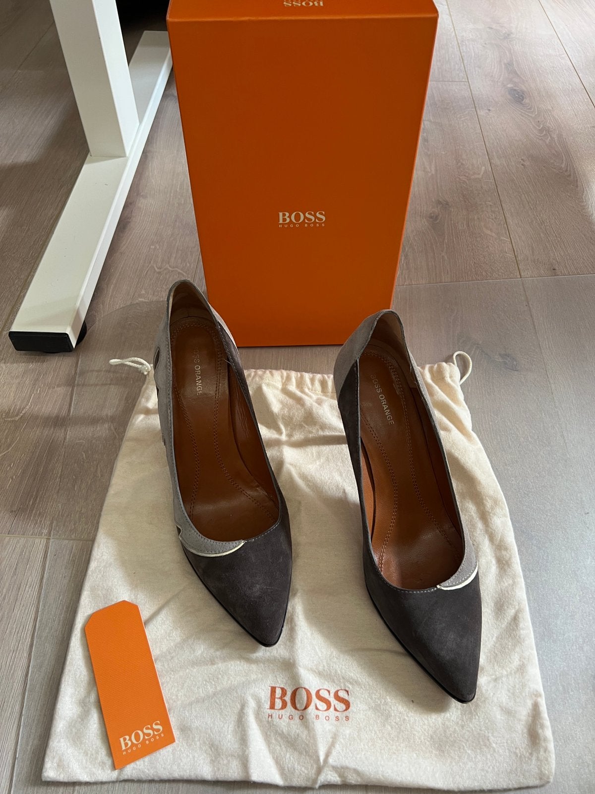 030 - Hugo Boss pumps, Pumps, Beige, Ophalen of Verzenden, Zo goed als nieuw