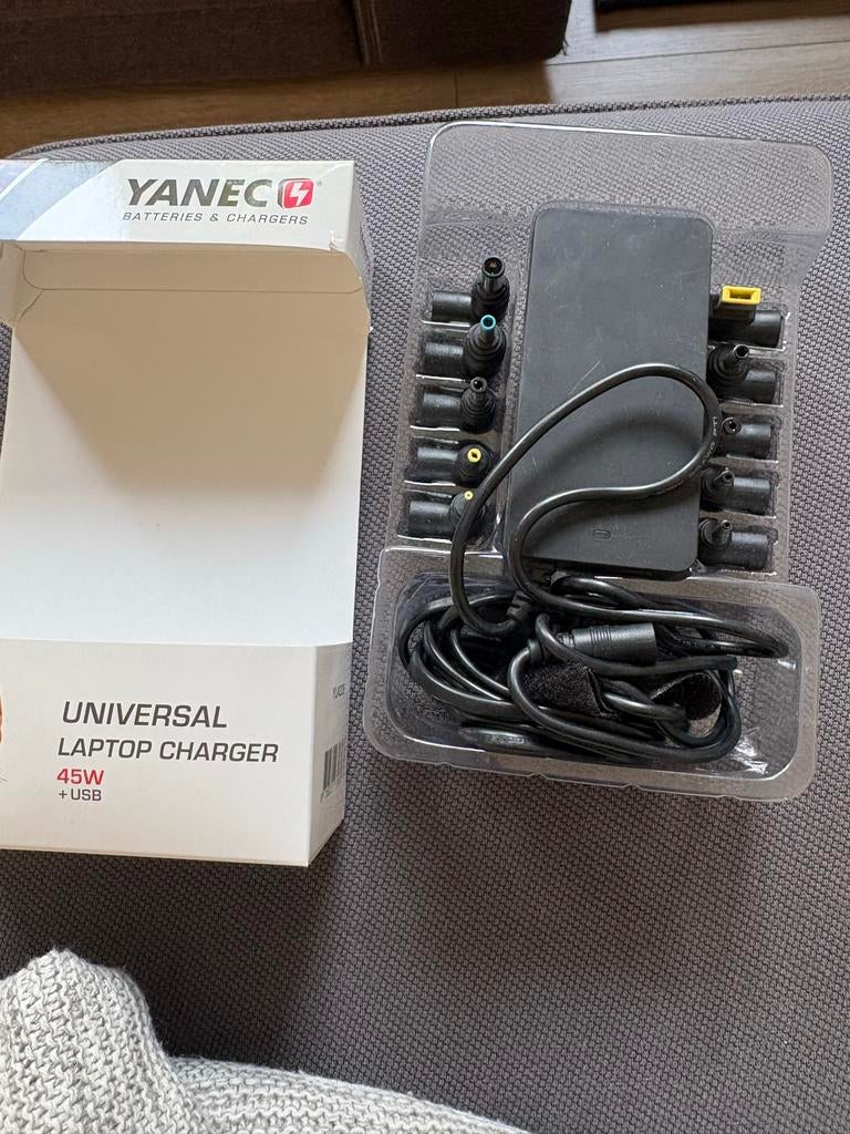 YANEC Universele Laptop Oplader 45W + USB, Computers en Software, Vintage Computers, Ophalen of Verzenden
