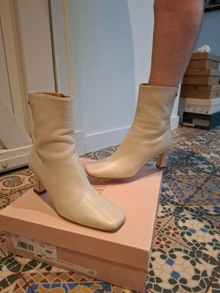 Notre-V Crèmekleurige enkellaarsjes met hak, maat 38, Notre-V, Beige, Lage of Enkellaarzen, Ophalen of Verzenden