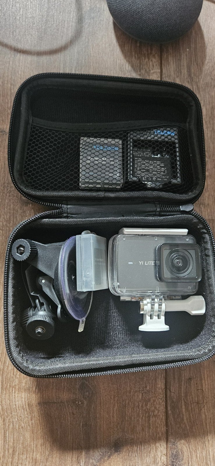 YI Lite actiecamera met accessoires en hoesje, Ophalen of Verzenden, Overige merken
