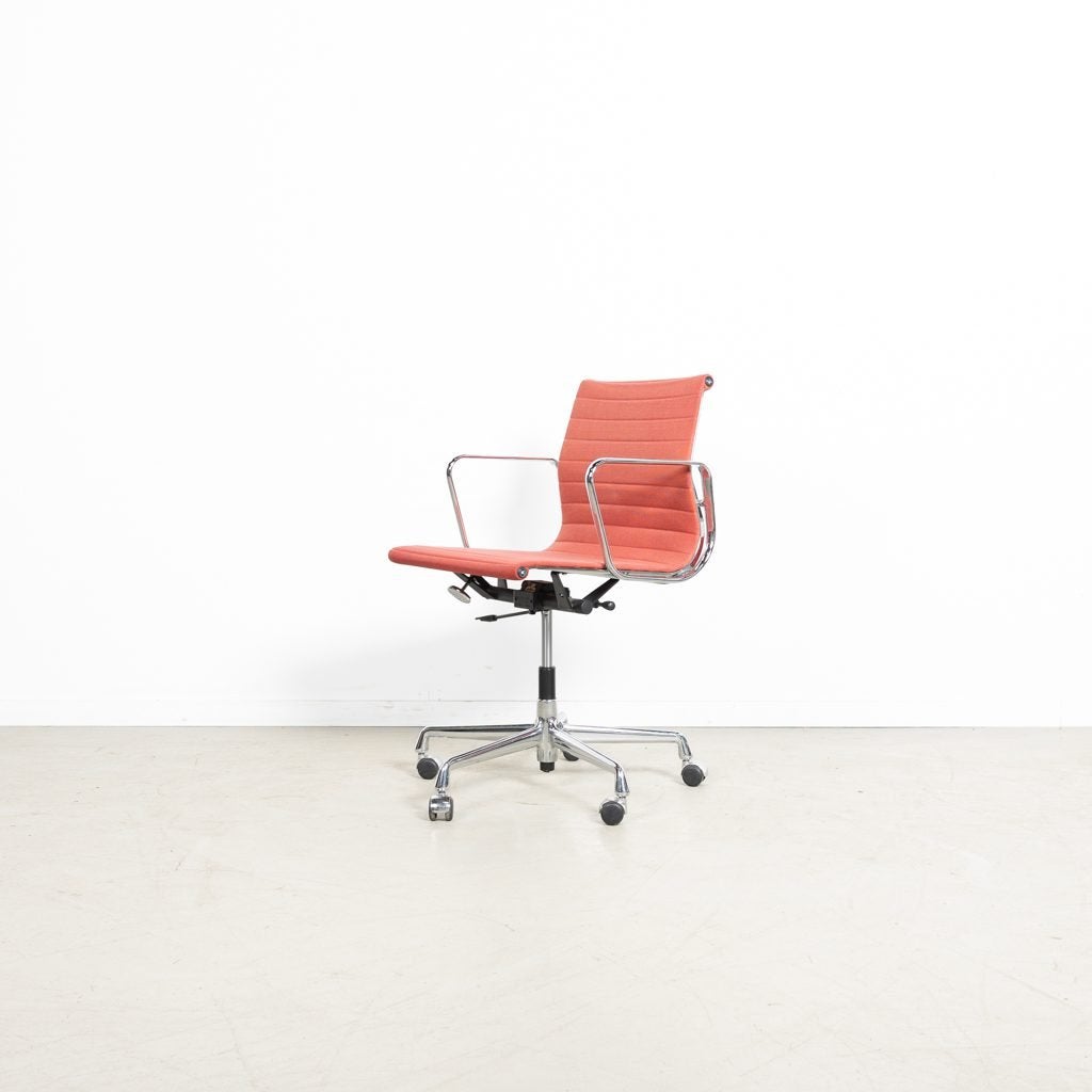 Vitra EA 117 Bureaustoel Lichtrood Stof - Chroom, Niet ingevuld, Zo goed als nieuw, Niet ingevuld, Niet ingevuld