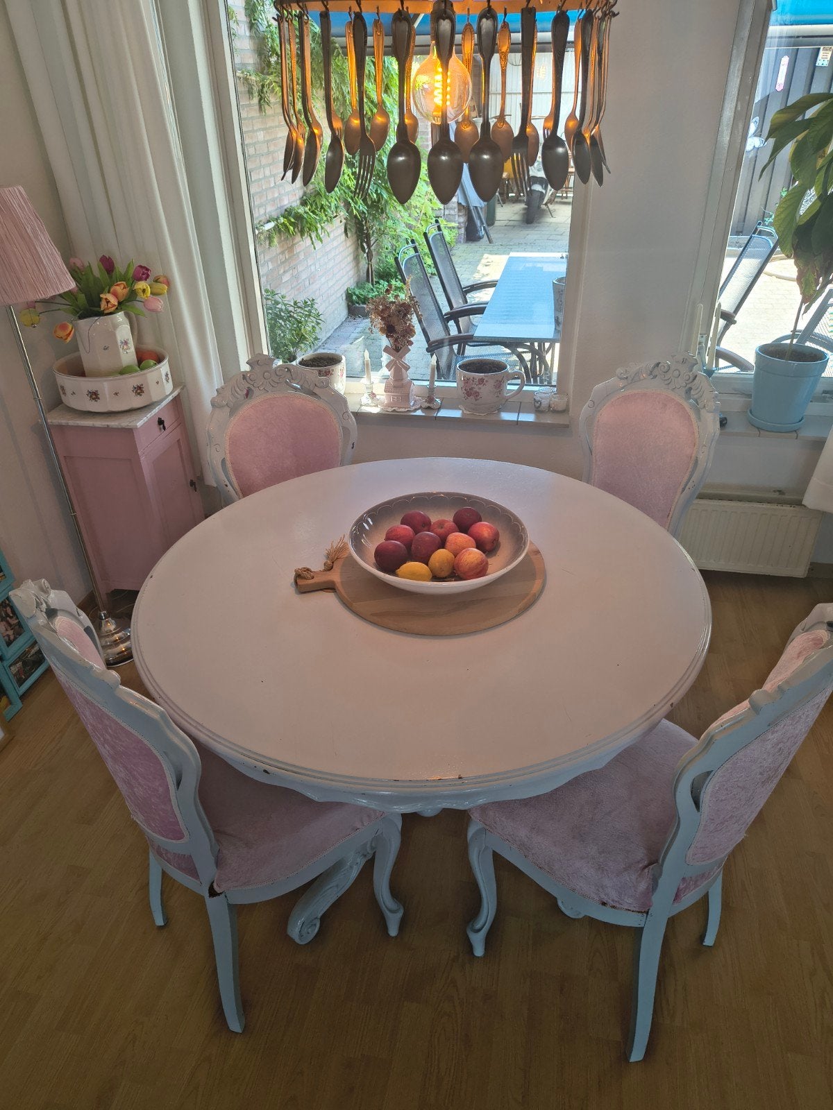 Brocante blauwe tafel met bijpassende stoelen, Huis en Inrichting, Tafels | Eettafels, Ophalen, Gebruikt, Rond, Vier personen