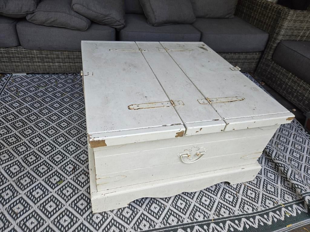 Gratis afhalen: grote, witte dekselkist, Tuin en Terras, Tuintafels, Ophalen, Gebruikt, Vierkant, Hout